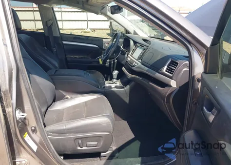 2017 Toyota Highlander Xle z USA, uszkodzony, nr VIN 5TDKZRFH1HS511984